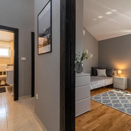 No. 8 Appartamento *