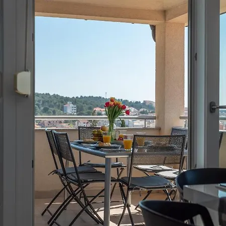 דירה No. 8 טרוגיר