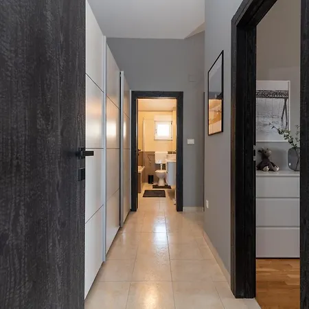 No. 8 דירה טרוגיר