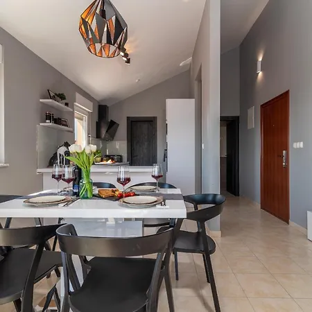 דירה No. 8 טרוגיר